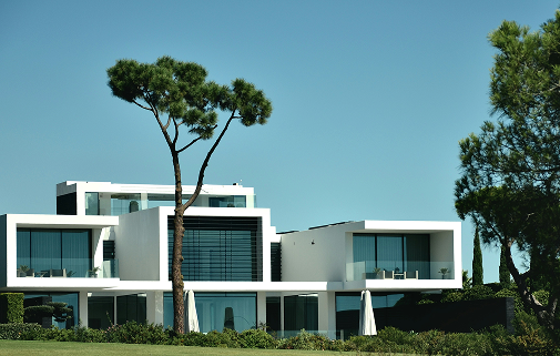 Salle à manger lumineuse avec décoration moderne et miroir doré