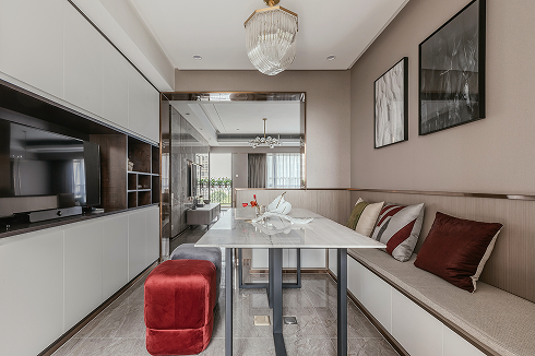 Maison contemporaine avec façade en bois dans un paysage naturel