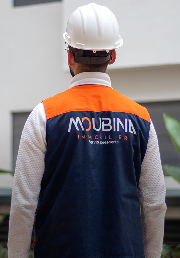 Technicien en uniforme orange effectuant un service après-vente