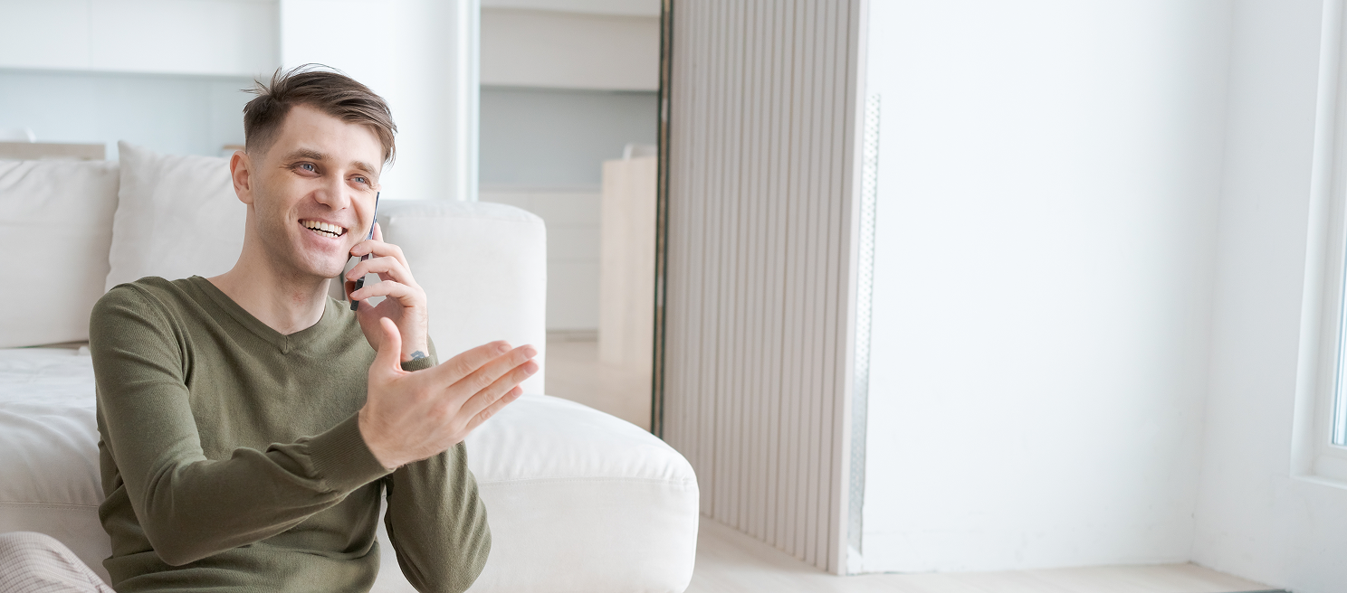 Consultant souriant au téléphone pour aménagement d'espace
