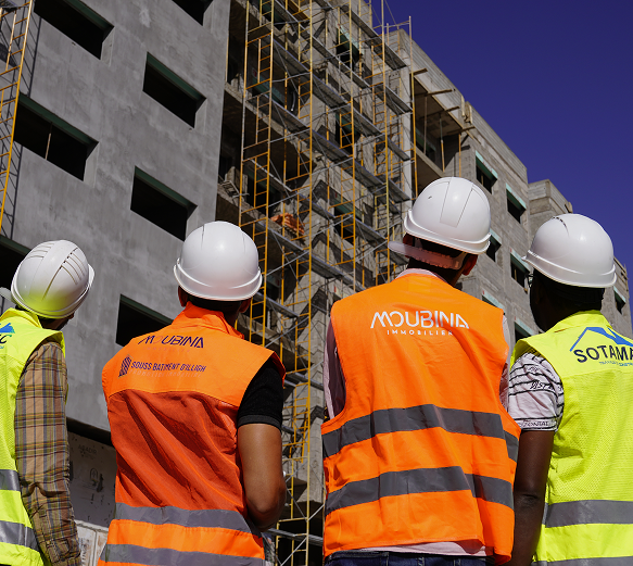Équipe de travailleurs Moubina sur un chantier de construction